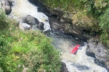 El vehículo cayó unos 120 metros aproximadamente.