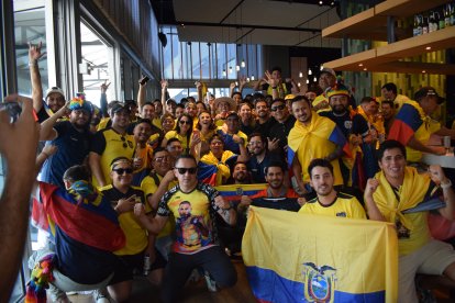 El bar The Gabriel, a pocas cuadras del Kaseya, fue el punto de encuentro para desde ahí salir masivamente hacia la sede del combate.