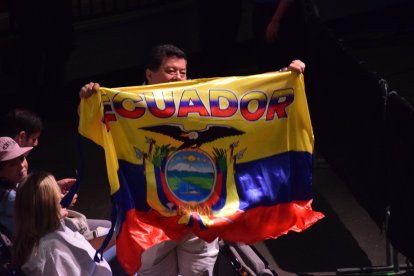 El padre de Chito recibió mucho cariño de los ecuatorianos en el coliseo. Agradeció a quienes viajaron a alentar a su hijo.
