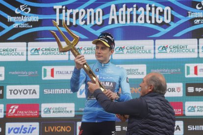 San Benedetto Del Tronto (Italy), 10/03/2024.- Jonas Vingegaard of the Team Visma Lease a Bike celebrates on the podium after winning the 59th Tirenno-Adriatico cycling race, in San Benedetto del Tronto, Italy, 10 March 2024. (Ciclismo, Italia) EFE/EPA/ROBERTO BETTINI