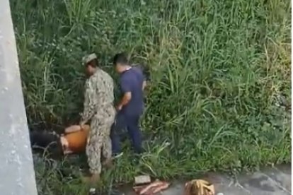 Paramédicos descendieron hasta las bases del puente para atender al herido y llevarlo a un hospital, donde se recupera de sus heridas.