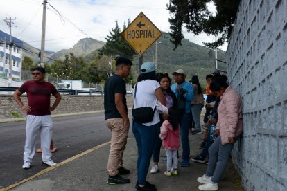 Los familiares de las víctimas del choque en San Alfonso lloraban desconsolados la pérdida de sus parientes.