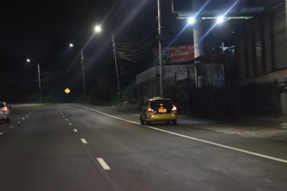 La avenida Simón Bolívar por las noches suele  tener menos carga vehicular que por el día.
