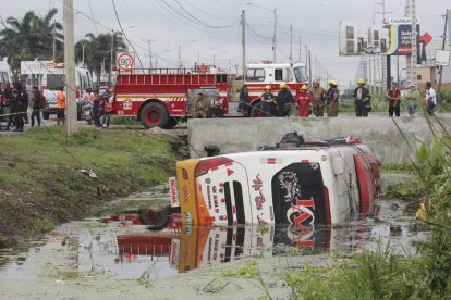 : La mitad de la unidad del transporte quedó sumergida en el agua de la zanja.