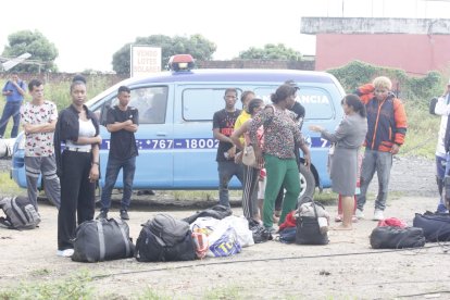 Pasajeros rescataron lo poco que pudieron tras la tragedia