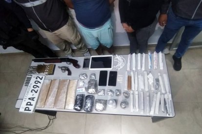 Entre los elementos probatorios encontrados se destacan alucinógenos.