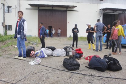 Los pasajeros se quedaron a un costado con las pocas cosas que lograron sacar.