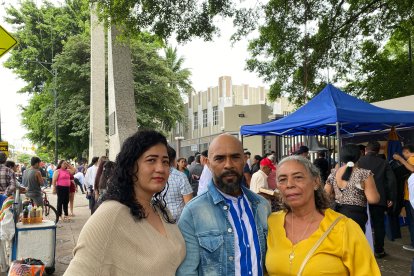 Derwin Armario y Ámbar Barreth aguardaban a que su hija salga de la ceremonia.