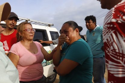 Familiares lamentan la tragedia en Posorja.