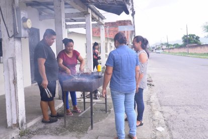 El padre junto a la madrastra de Maikol en plena venta de chuzos en Paján.