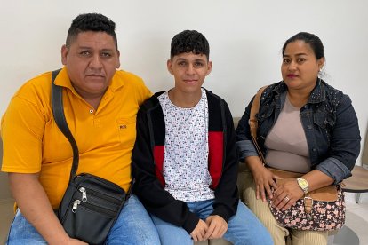 Maikol Véliz (centro) junto a su padre Stalyn Véliz y su madrastra Nancy Cedeño.