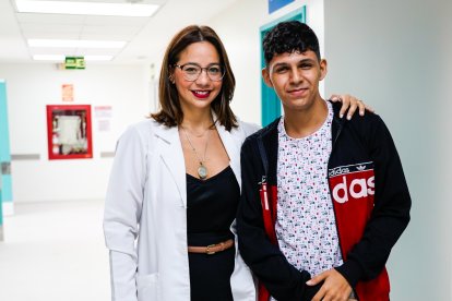 La cirujana Diana Yépez junto a Maikol.