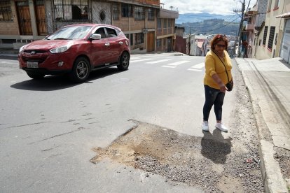 Los moradores muestran varios sitios con afectaciones en la barriada.
