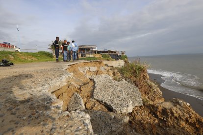 Parte de la formación rocosa se ha caído por acción del agua. Las olas parecen desgastar las bases y los restos caen sobre la playa.