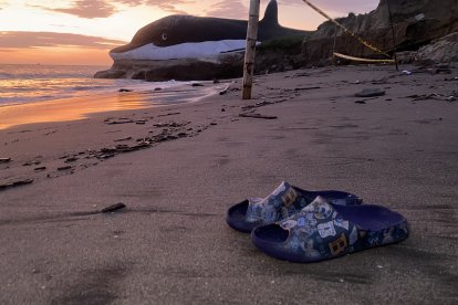 Las zapatillas de Matías, uno de los niños fallecidos, quedaron en la playa.