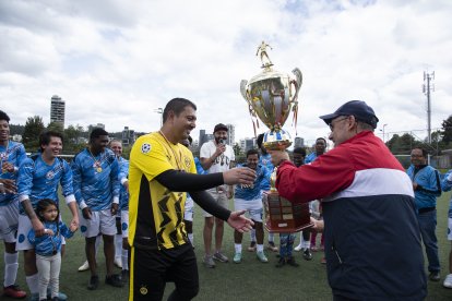 El festejo de los jugadores de Santa Bárbara tras quedar campeones.