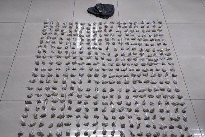 La droga se expendía al menudeo, generalmente desde inmuebles en diferentes partes de la ciudad.