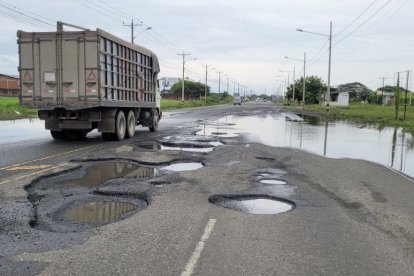El agua ya descendió y ahora la problemática son los grandes huecos que podrían causar accidentes.