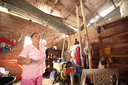 A la casa de doña María se filtra agua por todos lados. Ha pedido auxilio a la Prefectura, pero la ayuda no llega.
