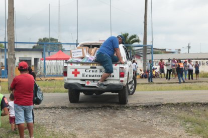 El Gobierno entregó kits de ayuda humanitaria a los habitantes de varios recintos de la zona rural de la provincia de Los Ríos.