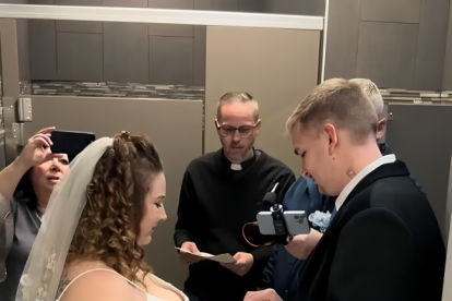 Tiana y Logen Abney se casaron con cura y todo.