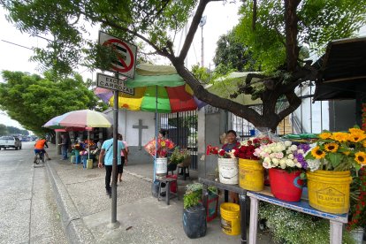 Las supuestas monjas estuvieron justo en el lugar donde María Pillajo (derecha) vende rosas.