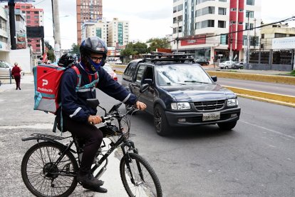 Los deliverys incluso trabajan en bicicletas.