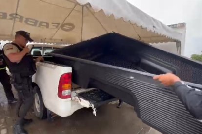 Los policias retiraron el balde puesto para cubrir el alucinógeno.