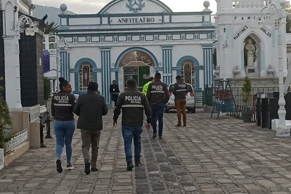 Luego del hallazgo del cuerpo de la fémina, los agentes recopilaron varios indicios para aclarar la muerte.