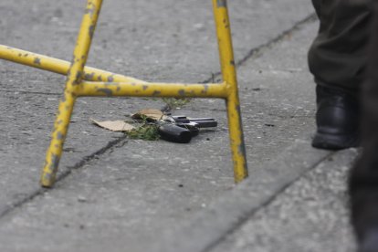 Una de las armas de los asaltantes quedó tirada en el sitio.