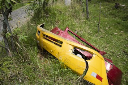 Estos guardachoques estaban abandonados a un lado de la vía.