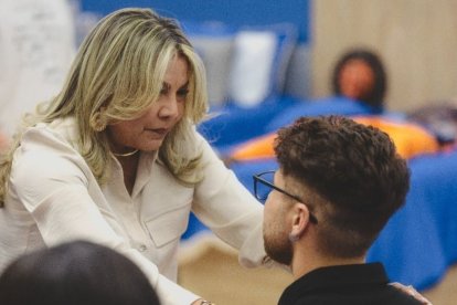 Miguel Melfi atento a os consejos de su mamá, Anny.