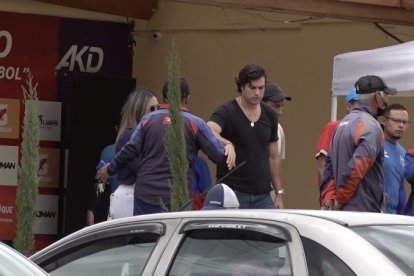 El actor Danilo Carrera estuvo la semana pasada en uno de los entrenamientos del Deportivo Quito y sostuvo pláticas con la cúpula del club. Su representante es Erick Chiriboga, hijo de Luis Chiriboga Acosta.