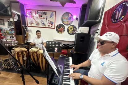 Arnaldo Torres, director de la orquesta, en un ensayo acompañado del reconocido Eddy Conga.