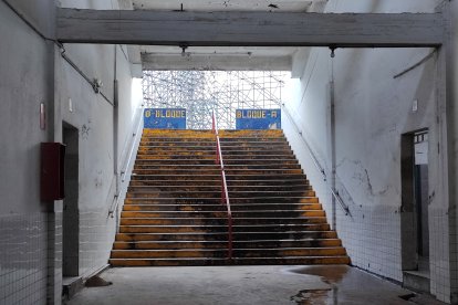 Escaleras de la tribuna en evidente deterioro.