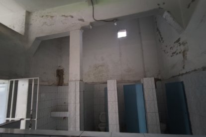Baños del estadio sin puertas y despintados.