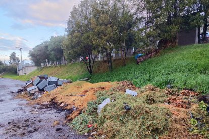 Basura en los exteriores del complejo.