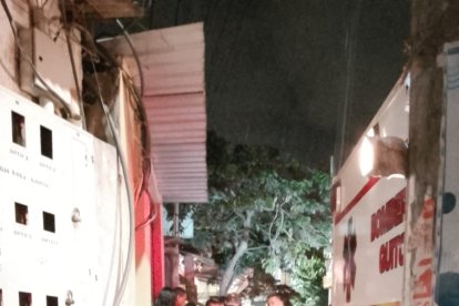 La gente se agolpó para saber lo que había pasado. Una ambulancia acudió al sitio.