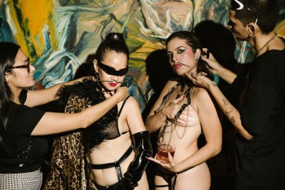 Durante esta sesión contaron con el apoyo de Gaspar Voelcker en el maquillaje y Love chuches en el vestuario.