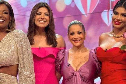 Cinthya Coppiano, moderadora de Los Hackers, con las panelistas Aura Arce, Marián Sabaté y Conny Garcés.