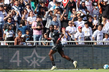 Michael Carcelén hizo un gol a Liga de Quito en el estadio Rodrigo Paz.