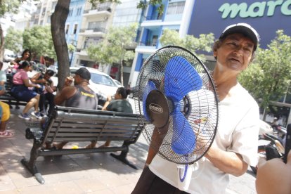 Wilmer aprovechó para hacer un poquito más de dinero vendiendo un ventilador y así alimentar a su familia.