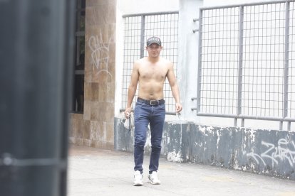 Joaquín, un visitante de la ciudad, tuvo que sacarse el buzo que vestía. No tenía más ropa.