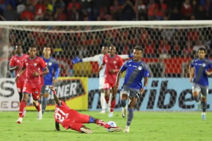 El Nacional y Emelec disputan su partido en Quito.