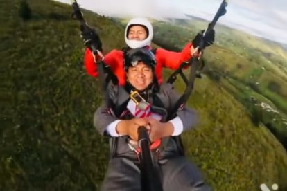 Un reto fue lanzarse en parapente con terno.