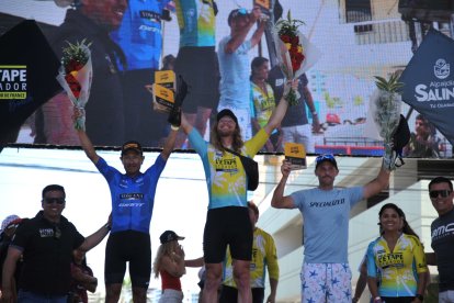 El ecuatoriano Segundo Navarrete (i), escoltó al ganador Tylor Locke (c), en la categoría varones 140 km.