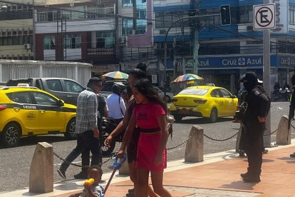 Expertos recomiendan llevar sombrillas.