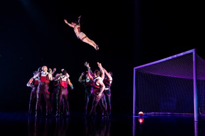 El espectáculo de Messi10 comprende acrobacias variadas con el balón, para lo que los artistas se preparon varios meses.