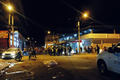 Los cuerpos quedaron tendidos en la acera