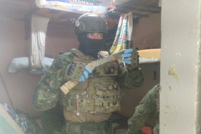 Armas y droga se incautaron como evidencia.